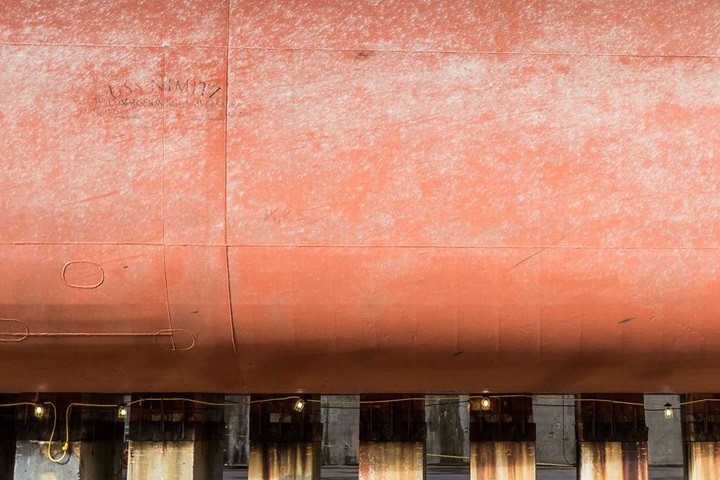 Dòng chữ USS Nimitz khắc trên vỏ tàu.