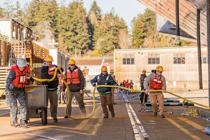 Hình ảnh các nhân viên tham gia nâng “tuổi thọ” cho tàu sân bay Nimitz.