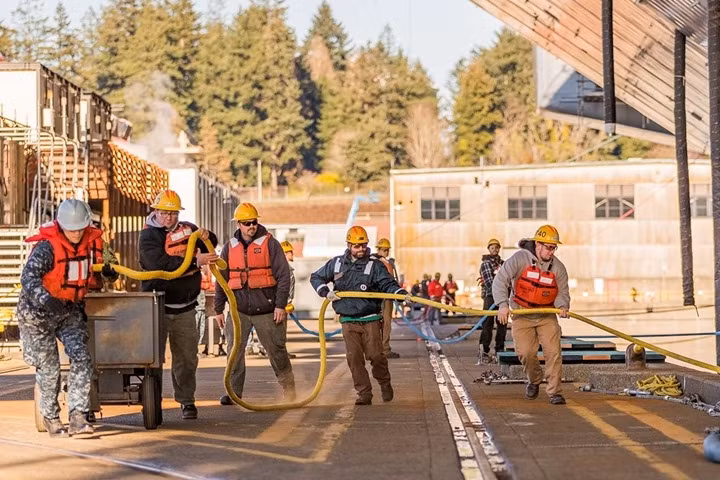 Hình ảnh các nhân viên tham gia nâng “tuổi thọ” cho tàu sân bay Nimitz.