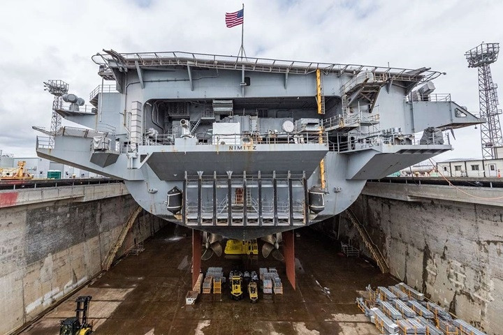 Hình ảnh cho thấy độ cao của tàu Nimitz.