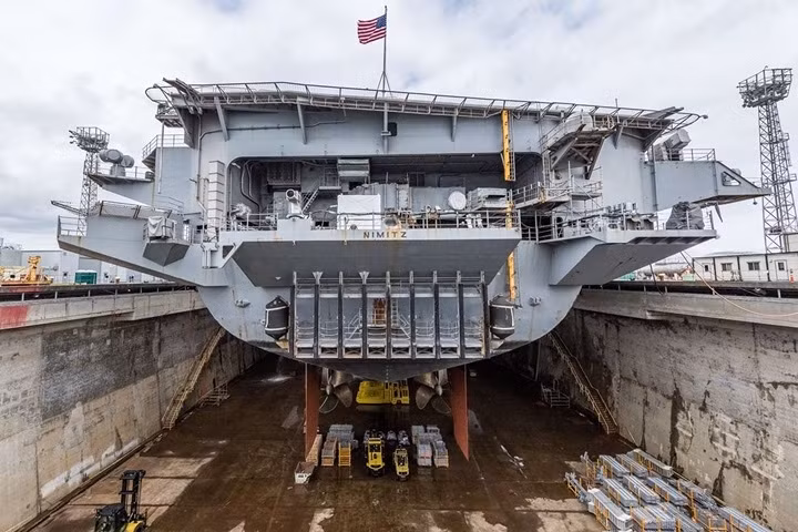 Hình ảnh cho thấy độ cao của tàu Nimitz.
