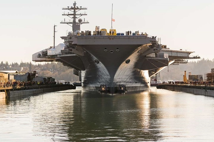 Hiện hải quân Mỹ có hạm đội siêu tàu sân bay gồm 12 chiếc và chiếc đang tu sửa trong loạt ảnh là một trong số đó.