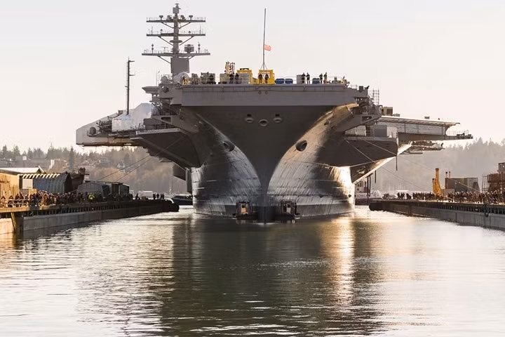 Hiện hải quân Mỹ có hạm đội siêu tàu sân bay gồm 12 chiếc và chiếc đang tu sửa trong loạt ảnh là một trong số đó.