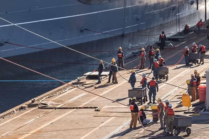 Việc bảo trì tàu Nimitz đòi hỏi rất nhiều nhân công.