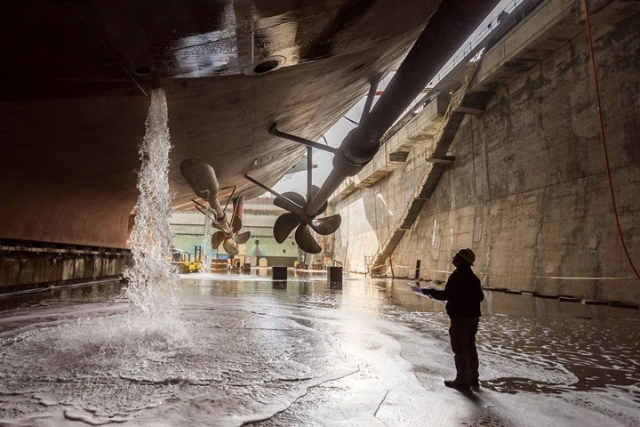 Tàu sử dụng các lò phản ứng hạt nhân cung cấp năng lực làm quay các trục cánh quạt.