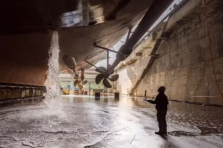 Tàu sử dụng các lò phản ứng hạt nhân cung cấp năng lực làm quay các trục cánh quạt.