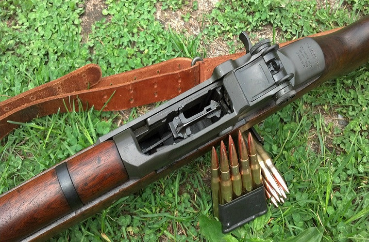 M1 Garand là loại súng trường bán tự động do Hoa Kỳ thiết kế năm 1932 bởi nhà thiết kế người Mỹ John C. Garand, súng bắt đầu được sản xuất vào năm 1936, thường được trang bị cho bộ binh Hoa Kỳ và đây cũng là súng trường bán tự động đầu tiên trên thế giới. Nguồn ảnh: imgur