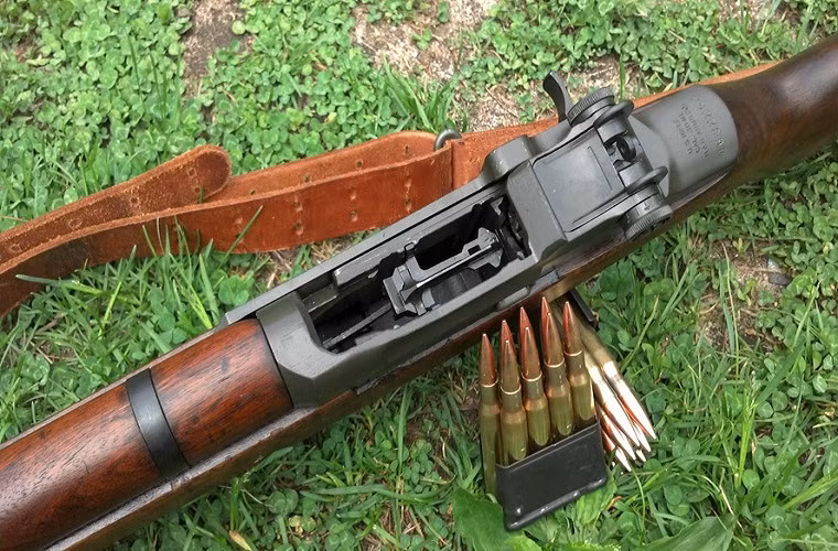 M1 Garand là loại súng trường bán tự động do Hoa Kỳ thiết kế năm 1932 bởi nhà thiết kế người Mỹ John C. Garand, súng bắt đầu được sản xuất vào năm 1936, thường được trang bị cho bộ binh Hoa Kỳ và đây cũng là súng trường bán tự động đầu tiên trên thế giới. Nguồn ảnh: imgur