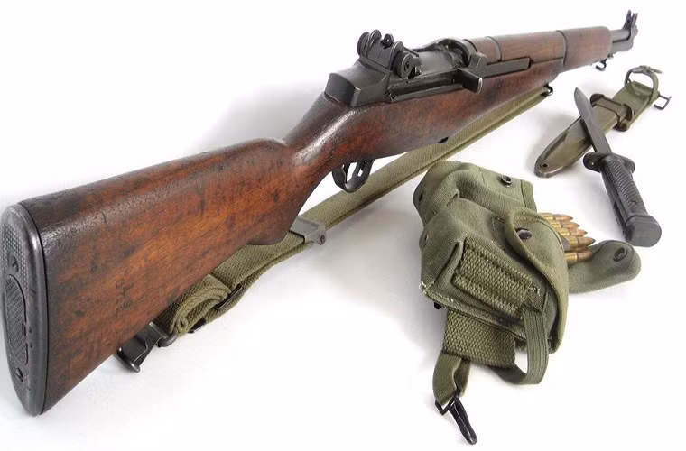 M1 Garand sau này có rất nhiều phiên bản mà nổi tiếng là M1C Garand và M1D Garand, ngoài ra còn có phiên bản dùng kính ngắm M84 hay T26 dành cho lính bắn tỉa và lính dù. Tuy vậy phiên bản bắn tỉa ít phổ biến do khi lắp ống nhắm lên khẩu Garand thì nó làm chắn mất vị trí nạp đạn của khẩu súng do khẩu M1 Garand nạp đạn trên thân súng.Vẫn còn nhiều phiên bản của Hải quân Mỹ và Lục quân Mỹ thiết kế. Nguồn ảnh: Pinterest