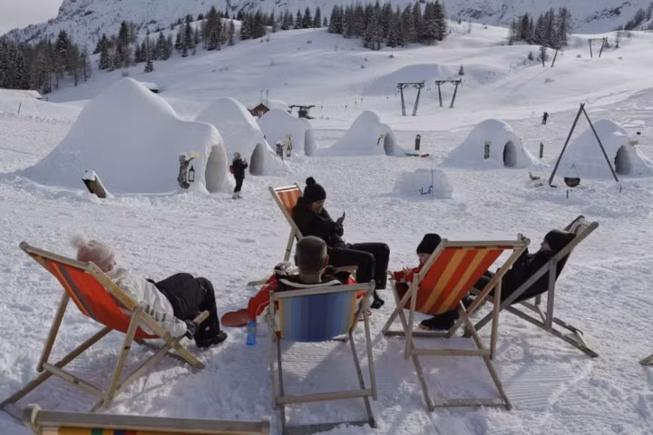 Khu vực phía bắc Italy này đã bị ảnh hưởng của thiên tai trong thời gian gần đây nhưng các nhà tuyết đang được xây lại để cung cấp chỗ ở cho du khách.