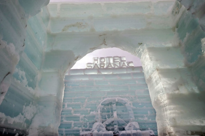 Khách sạn Saranac do các tình nguyện viên xây ở khu Hồ Saranac, New York, phục vụ lễ hội mùa đông thường niên tại đây.