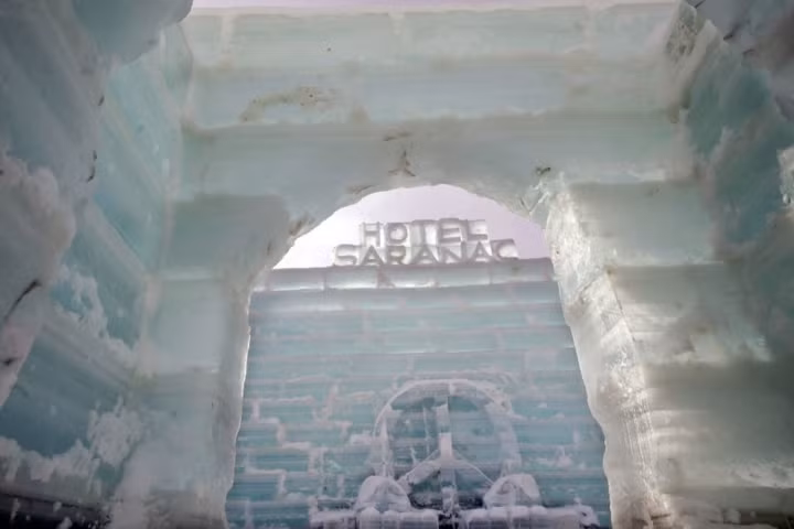 Khách sạn Saranac do các tình nguyện viên xây ở khu Hồ Saranac, New York, phục vụ lễ hội mùa đông thường niên tại đây.