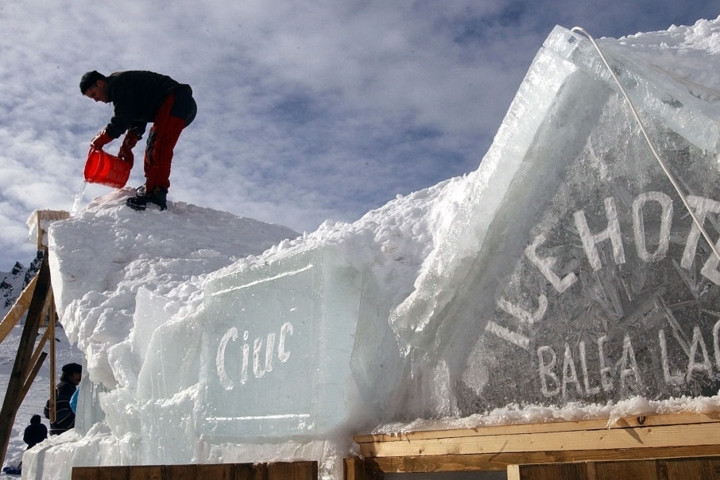 Khách sạn băng khác, ở Hồ Balea – một khu nghỉ dưỡng trượt tuyết nổi tiếng ở Romania.