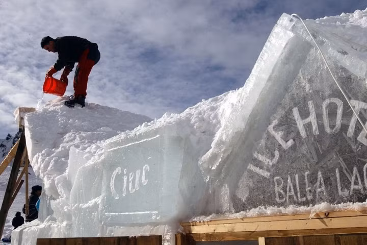 Khách sạn băng khác, ở Hồ Balea – một khu nghỉ dưỡng trượt tuyết nổi tiếng ở Romania.