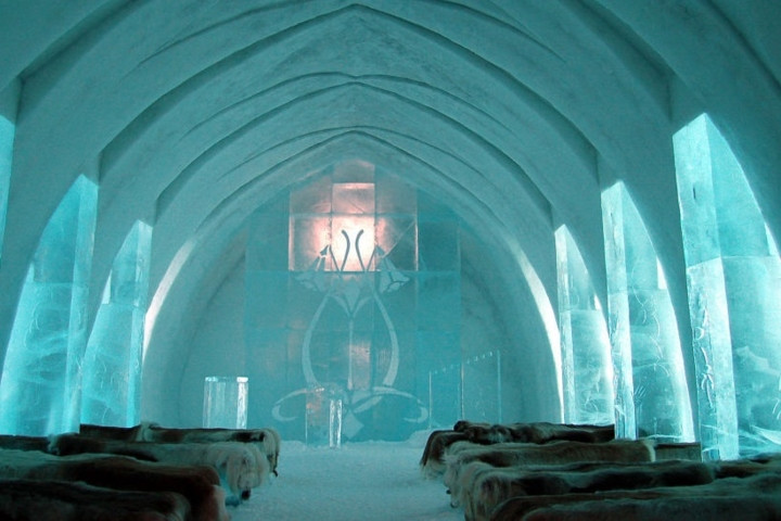 Khách sạn băng này ở Jukkasjärvi khai trương vào năm 1990 và được cho là khách sạn băng đầu tiên trên thế giới. Khách sạn này chỉ tồn tại từ tháng 12 đến tháng 4.