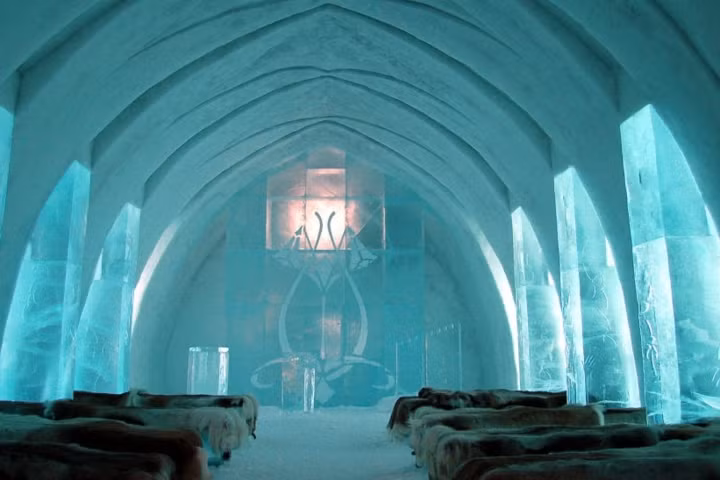 Khách sạn băng này ở Jukkasjärvi khai trương vào năm 1990 và được cho là khách sạn băng đầu tiên trên thế giới. Khách sạn này chỉ tồn tại từ tháng 12 đến tháng 4.