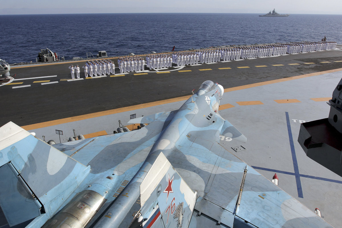 Tàu sân bay duy nhất của Nga chỉ có khả năng mang theo tối đa từ 24 tới 26 chiến đấu cơ các loại cùng 12 máy bay trực thăng. Bù lại, Đô đốc hạm Kuznetsov lại được trang bị vũ khí "tới tận răng" với tên lửa đối hạm, tên lửa phòng không,... Nguồn ảnh: Vanced. Nguồn ảnh: Sputnik.