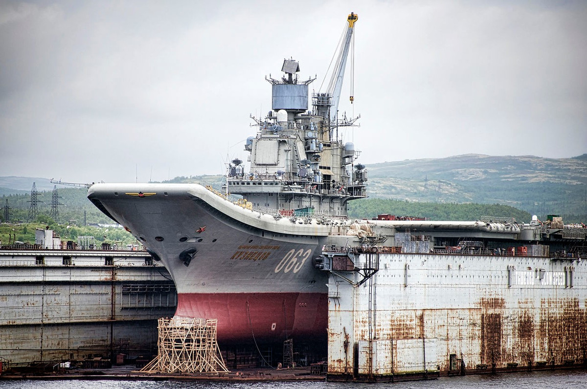 South Front dẫn các nguồn tin truyền thông Nga đưa tin hôm 17/12 cho biết, hai thủ thủy phục vụ trên tàu sân bay Nga là Hạ sĩ quan Arslan Ahmaisov và thủy thủ Filip Filin đã đánh cắp 393 linh kiện điện tử từ tàu Đô đốc Kuznetsov để bán sắt vụn chỉ để đổi về khoảng 18.400 USD trong số linh kiện trên. Nguồn ảnh: Naval Today.