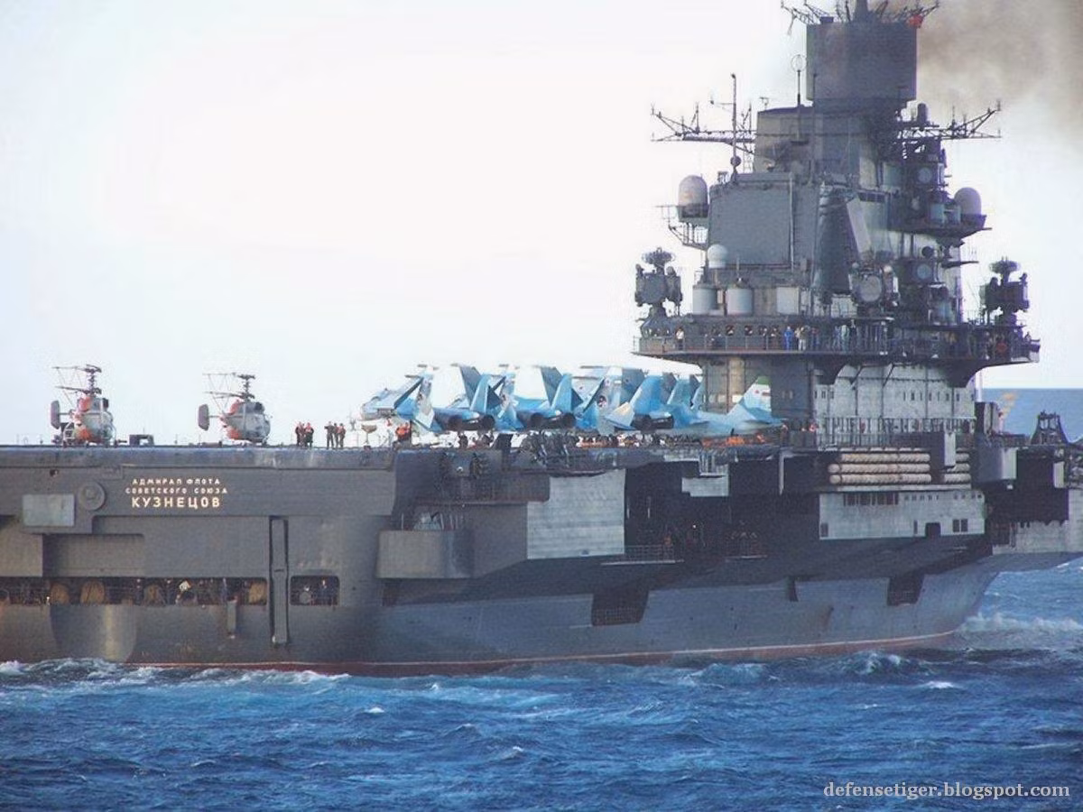 Bắt đầu hoạt động từ năm 1990, tàu sân bay Kuznetsov có độ giãn nước tổng cộng 58.000 tấn; dài 304,5 mét và có tổng công suất 200.000 sức ngựa cho phép nó di chuyển được với tốc độ 30 hải lý - khoảng 50 km/h. Nguồn ảnh: Gruz. Nguồn ảnh: Airplane Games.