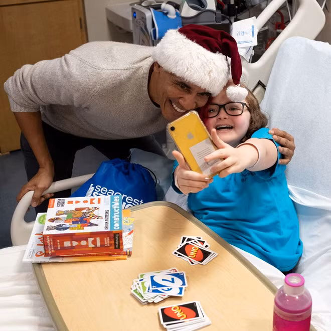 Ong Obama bat ngo mac do ong gia Noel tham benh vien nhi-Hinh-2