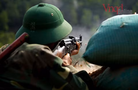 Những gương mặt rắn rỏi của giáo viên và học viên sau buổi diễn tập chiến thuật vòng tổng hợp cho học viên Khóa 36 - Trường Quân sự Quân khu 2 đã rạng rỡ nụ cười mãn nguyện. Ảnh: Đây là đợt sát hạch thực tế chất lượng dạy và học của Trường Quân sự Quân khu 2.