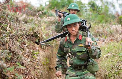 Tổ đại liên cơ động vào vị trí.