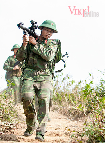 Lực lượng hỏa lực cơ động vào trận địa.