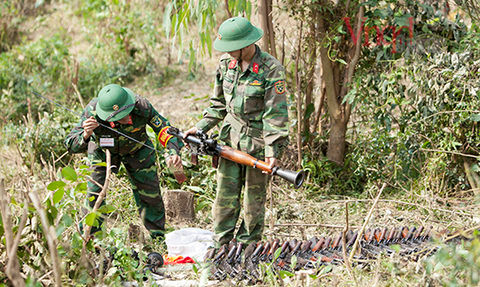 Bảo dưỡng khí tài sau giờ huấn luyện.