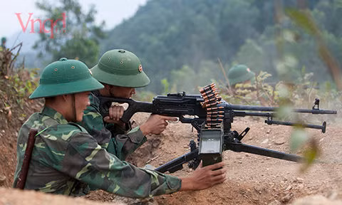 Đại liên trấn áp hỏa lực địch từ xa.