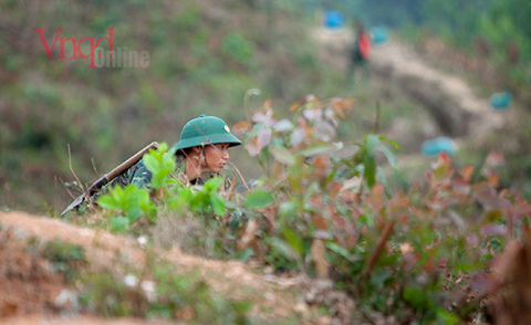 Chiến sĩ cảnh giới quan sát mục tiêu.