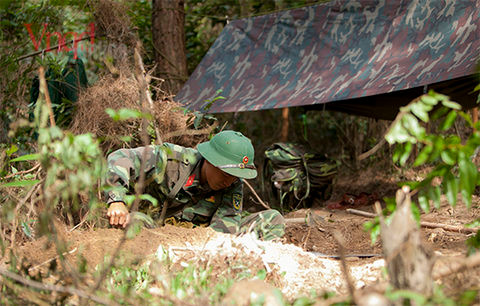 Chuẩn bị công sự cá nhân tại nơi đồn trú.