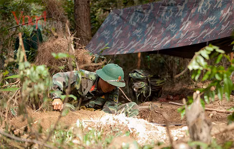 Chuẩn bị công sự cá nhân tại nơi đồn trú.
