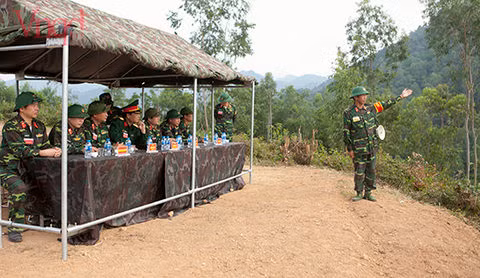 Tổng đạo diễn báo cáo và thông qua kế hoạch với Ban chỉ đạo diễn tập bắn đạn thật.