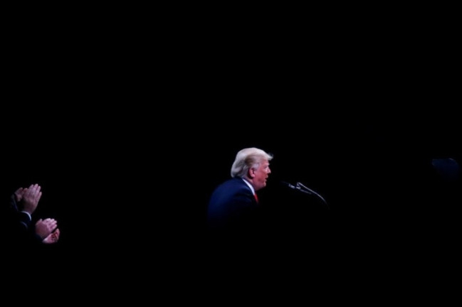 Tong thong Donald Trump va nam 2018 day song gio