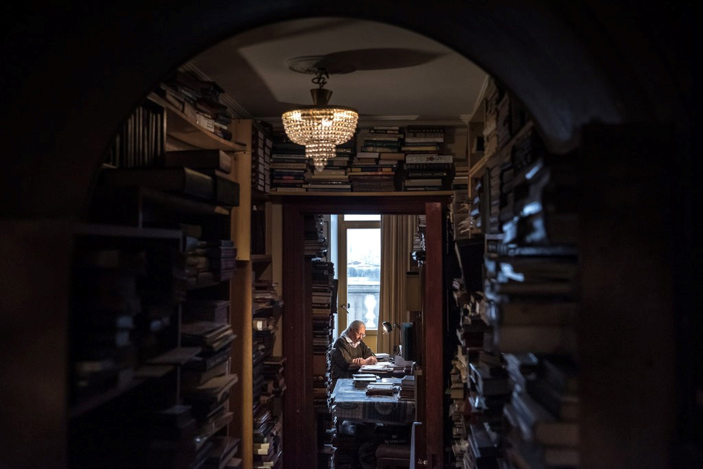 Irina V. Pozdeeva, 84 tuổi, trong căn hộ của mình tại tòa tháp trên Quảng trường Kudrinskaya. Sau khi Stalin qua đời vào năm 1953, nhà lãnh đạo mới, Nikita Khrushchev, nhận thấy dự án này thật phô trương nên đã hủy bỏ việc xây dựng tòa nhà thứ 8 ở ngoài Quảng trường Đỏ.