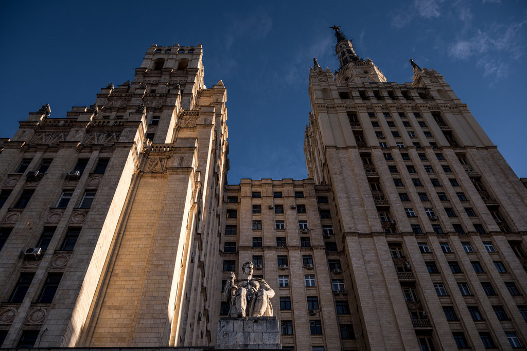 Được biết đến như Ngôi nhà của các Phi công, tòa tháp trên Quảng trường Kudrinskaya là nơi ở của rất nhiều sĩ quan và nhà khoa học phòng không. Những tòa nhà sang trọng nhất thời Xô Viết và phần nhiều trong số 7 tòa tháp đang trở nên xập xệ nhưng vẫn là biểu tượng của Moscow. Hầu hết "Tòa nhà Stalin", bao gồm khu dân cư và tòa nhà chính phủ, đang rất cần được cải tạo.