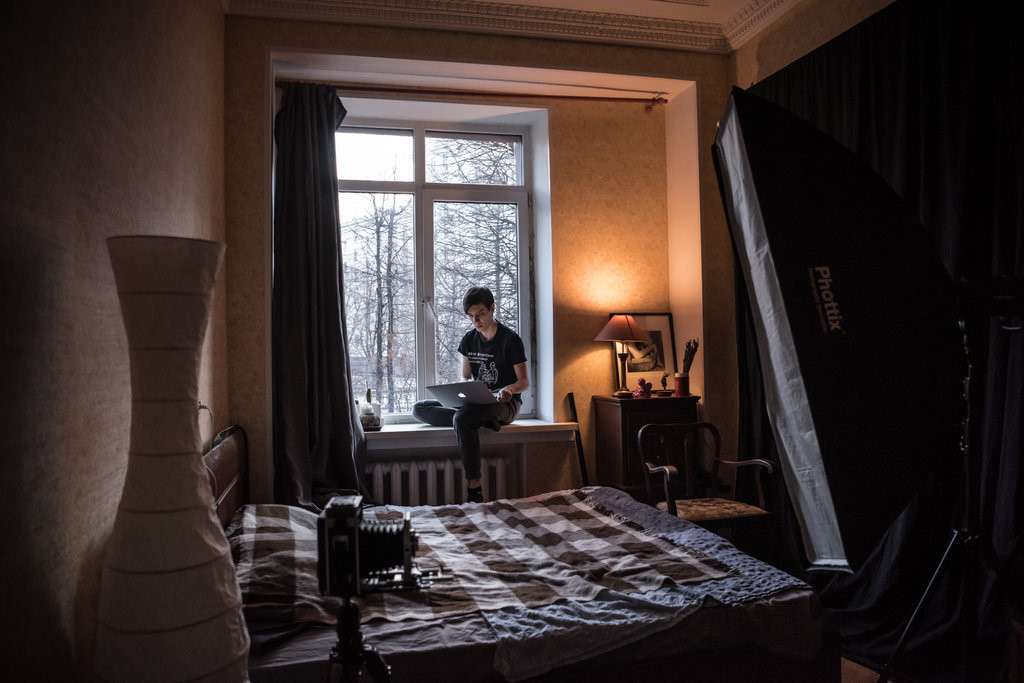 Alexander Kulikov, một nhiếp ảnh gia, đang làm việc trong căn hộ của mình trong tòa nhà Kotelnicheskaya Embankment. Kể từ khi các căn hộ được tư nhân hóa vào những năm 1990, chính phủ coi trách nhiệm thuộc về chủ sở hữu. Tuy nhiên, các cư dân, đặc biệt là những người già nghèo khổ được thừa hưởng các căn hộ từ giới thượng lưu Xô Viết, tin rằng Tòa thị chính hoặc Điện Kremlin nên khôi phục các công trình được coi là di tích lịch sử này.