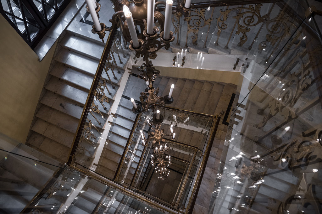 Một chiếc đèn chùm bằng đồng dài hơn 15 m trên cầu thang của khách sạn Hilton Moscow Leningradskaya, tòa tháp Stalin nhỏ nhất. Trước đây, mỗi tầng của khách sạn chỉ có một nhà vệ sinh. Điều này đã được thay đổi với việc cải tạo toàn bộ vào năm 2007, trong đó hầm trú bom tầng hầm được chuyển thành bể bơi.