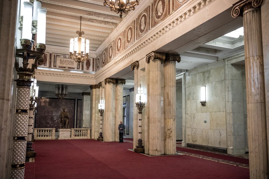 Lối vào phòng hòa nhạc của Đại học quốc gia Moscow. Cho đến những năm 1970, tất cả sinh viên, cùng các khoa khác nhau, được bố trí trong 6.000 phòng của tòa nhà. Năm 1947, chính phủ ban hành sắc lệnh xây dựng các tòa nhà mang phong cách độc đáo của Nga. Tòa nhà của Đại học quốc gia Moscow từng là tòa nhà cao nhất châu Âu cho đến năm 1990.