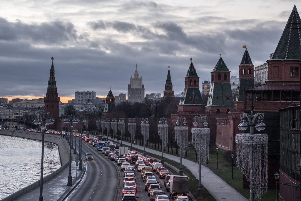 Đỉnh của tòa nhà Bộ Ngoại giao (ở giữa phía sau) được phủ sơn màu trắng kem, trái ngược hoàn toàn với phần tối sẫm bên dưới. Các tòa nhà cao tầng Stalin được thiết kế đồng điệu với Điện Kremlin. Khi Chiến tranh Thế giới thứ hai kết thúc, phần lớn Moscow nằm trong đống đổ nát. Stalin nghĩ rằng thành phố Moscow 800 tuổi thiếu sự hùng vĩ cần có của một thủ đô chiến thắng và đã cho xây dựng 8 tòa nhà như một chiếc vương miện mở rộng bao quanh các điểm chiến lược của thủ đô.