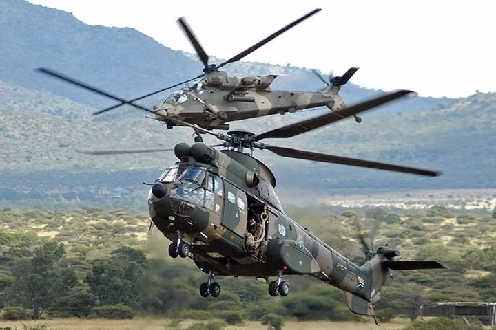 Trọng lượng tối đa khi cất cánh của trực thăng tấn công AH-2 Rooivalk (phía trên) là 8,7 tấn.