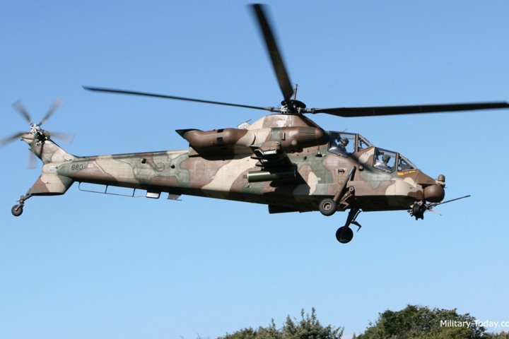 Máy bay có 2 buồng lái cho phi công chính và phi công phụ ngồi theo chiều dọc.