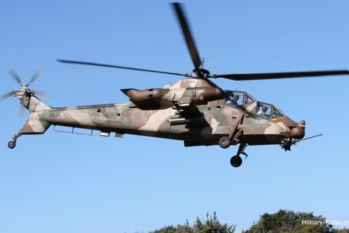 Máy bay có 2 buồng lái cho phi công chính và phi công phụ ngồi theo chiều dọc.