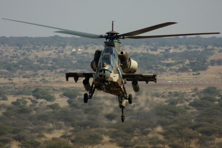 AH-2 Rooivalk có thể gắn thêm ghế ngoài để đón nhận tổ lái của một trực thăng khác bị bắn rơi hoặc để vận chuyển lính đặc nhiệm.