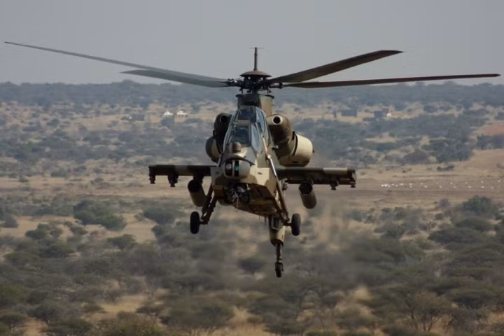 AH-2 Rooivalk có thể gắn thêm ghế ngoài để đón nhận tổ lái của một trực thăng khác bị bắn rơi hoặc để vận chuyển lính đặc nhiệm.