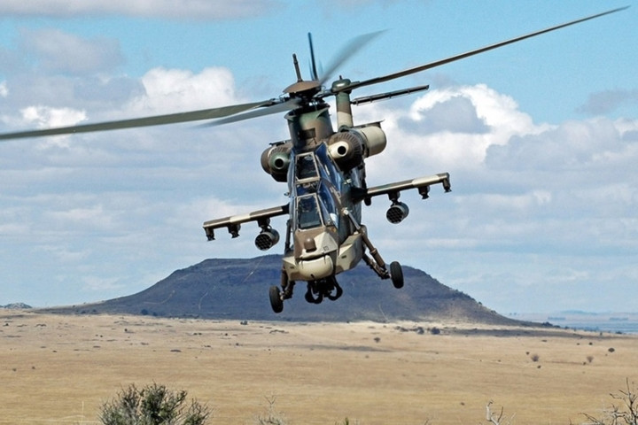 Buồng lái AH-2 Rooivalk có hệ thống kiểm soát kép và 3 màn hình LCD. Màn hình thứ 3 là để cảnh báo nguy hiểm.