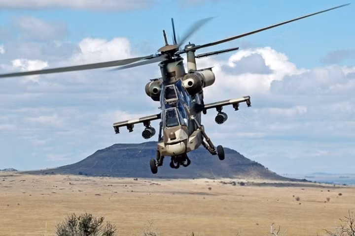 Buồng lái AH-2 Rooivalk có hệ thống kiểm soát kép và 3 màn hình LCD. Màn hình thứ 3 là để cảnh báo nguy hiểm.