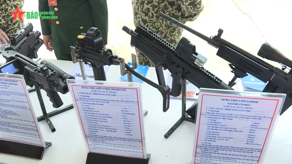 Tại đây Binh chủng Đặc công đã lần đầu tiên giới thiệu các mẫu khí tài trang bị nhập khẩu hiện đại của mình, trong đó đáng chú ý các dòng súng bộ binh đang được binh chủng sử dụng đều có nguồn gốc từ Israel từ súng tiểu liên Mirco UZI, súng tiểu liên Tavor CTAR21, súng trường bắn tỉa Galil và mới đây là súng ngắn Jericho 941. Nguồn ảnh: QĐND.
