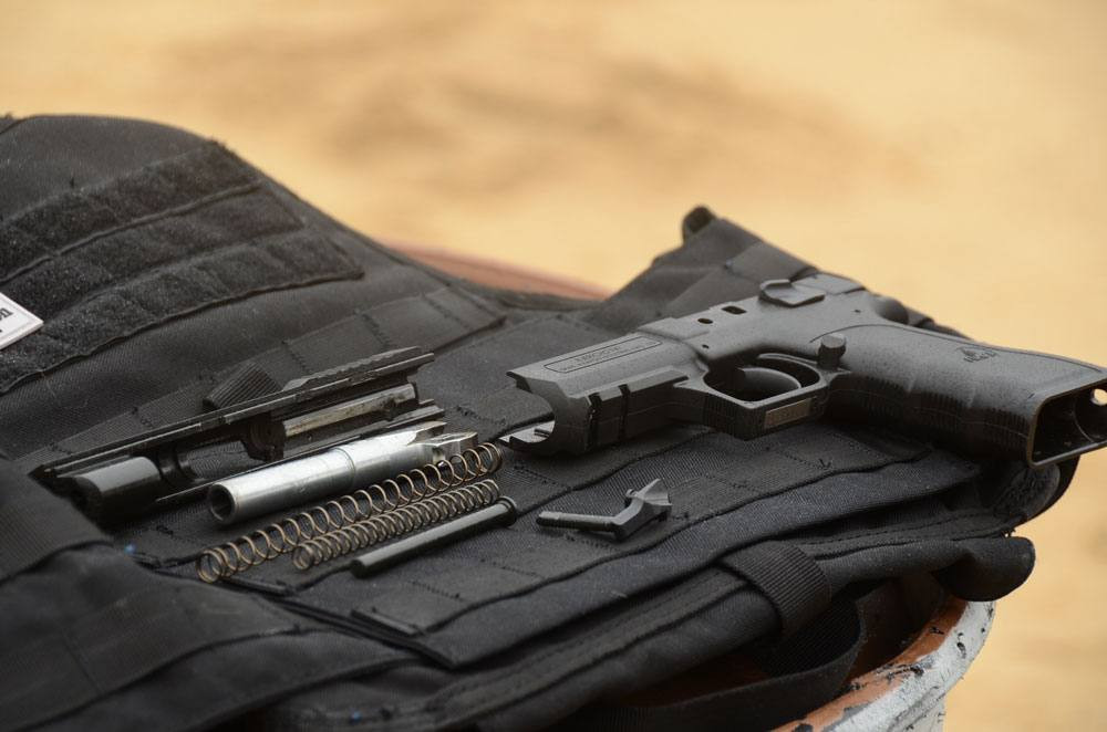 Ở biến thể Jericho 941 PSL súng có trọng lượng rỗng chỉ 720g và hơn 1.000g với hộp tiếp đạn 10-15 viên, chiều dài súng vào khoảng 192mm và chiều dài nòng chỉ 96mm. Mẫu súng ngắn này sử dụng cơ chế lên đạn bằng độ giật, khóa nòng lùi và bắn từng viên. Nguồn ảnh: gundigest.com.