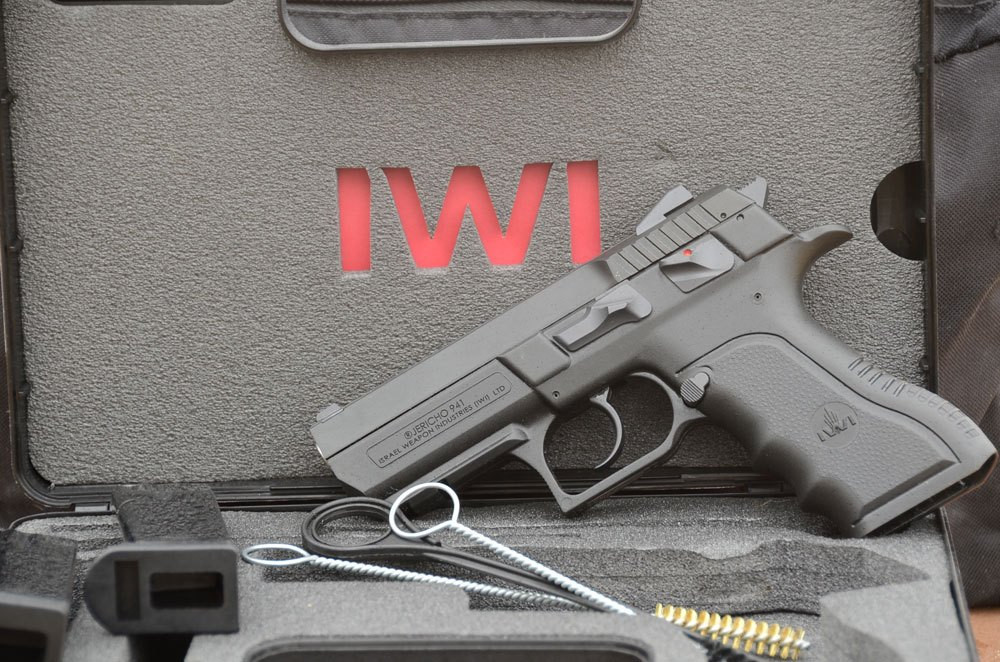 Về Jericho 941, đây là mẫu súng ngắn bán tự động được Tập đoàn chế tạo vũ khí IWI của Israel chế tạo vào những năm 1990 dựa trên sự kết hợp bộ đôi súng ngắn Tanfoglio của Italia và CZ-75 nổi tiếng của Tiệp Khắc. Nguồn ảnh: gundigest.com.